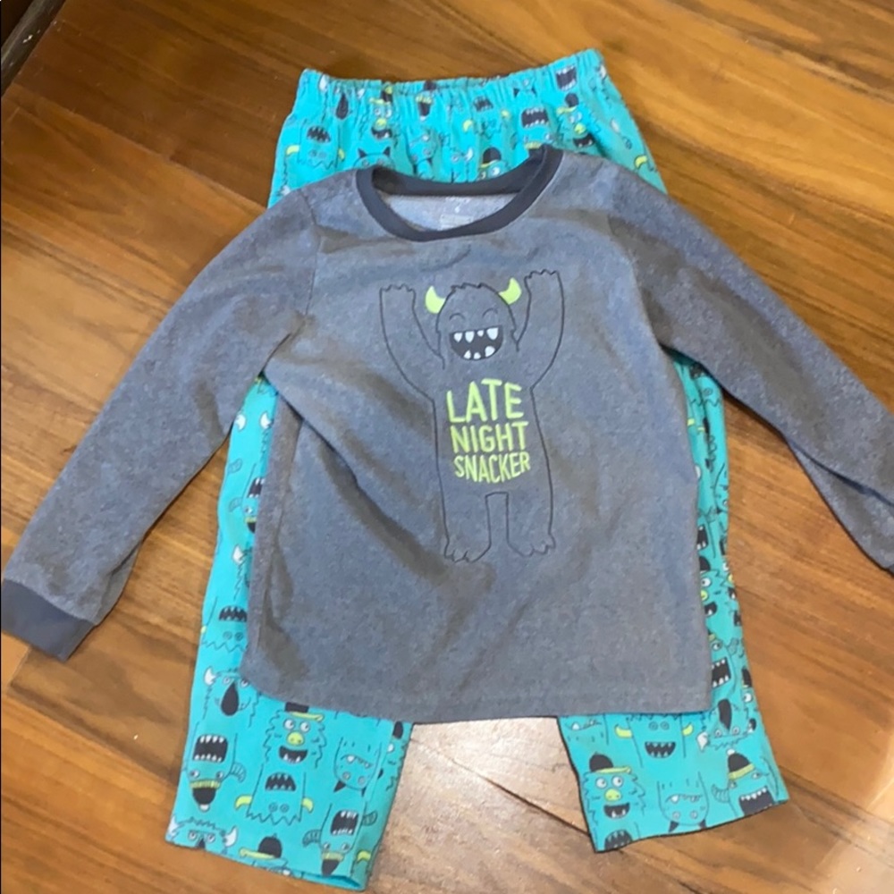 Carter’s fuzzy PJ set size 6
